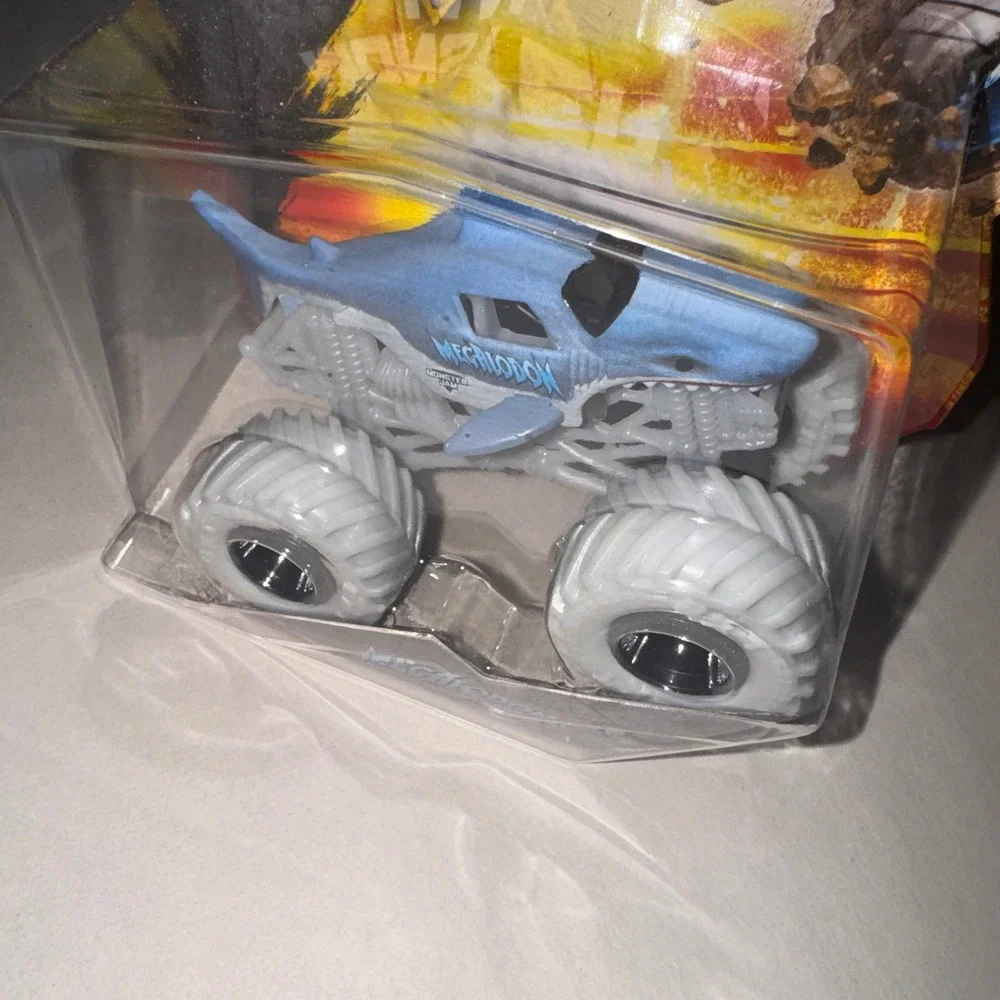 Monster Jam‎ Megalodon 1:64 Die-Cast Monster Truck Blue White Tires Series 01
